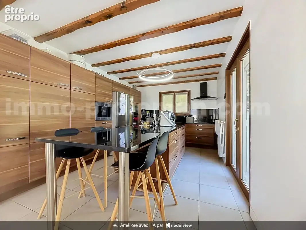 Magnifique_maison_individuelle_Lucinges_calme_frontiere_suisse_geneve_salon_sejour_cuisine_terrain_terrasse_jardin_piscine