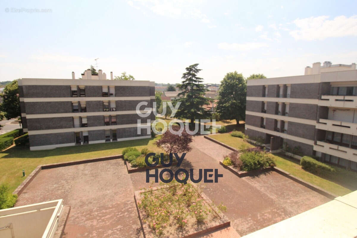 Appartement 5 pièces ? Résidence recherchée avec parking et cave  Découvrez ce bel appartement de 5 pièces, situé au sein d'une  - photo 9