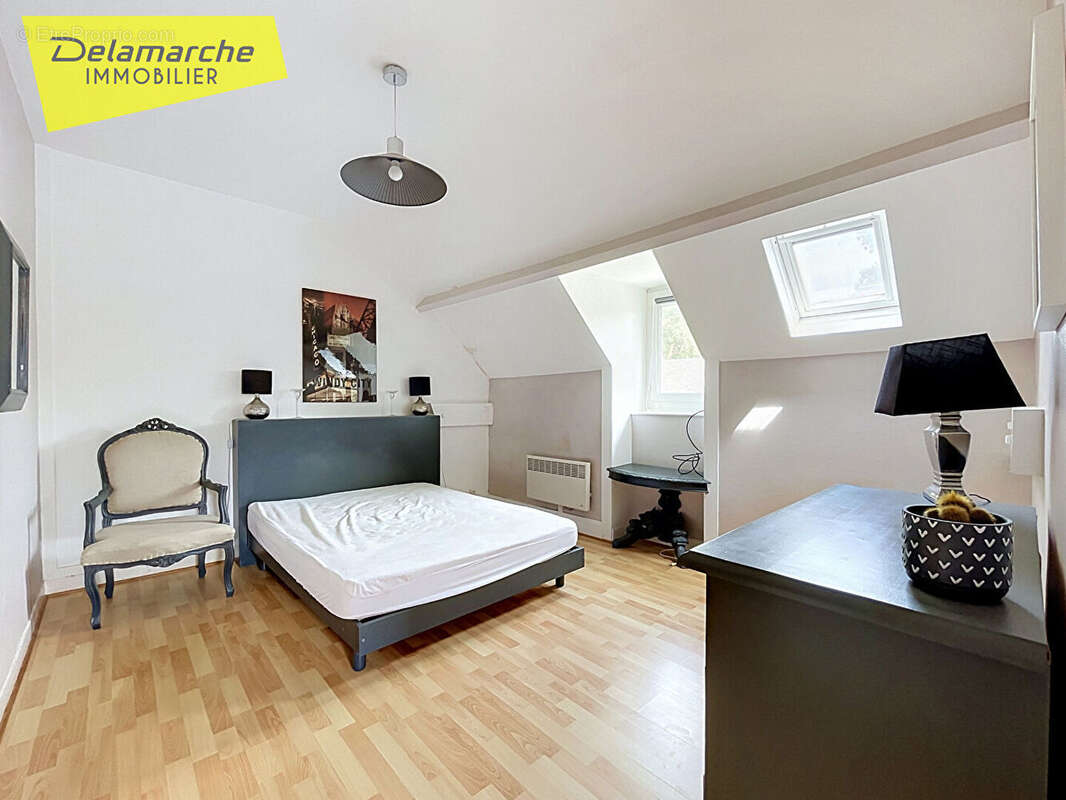 Immeuble historique - 2 appartements et 1 local commercial - Saint-Jean-le-Thomas (50530) - photo 10