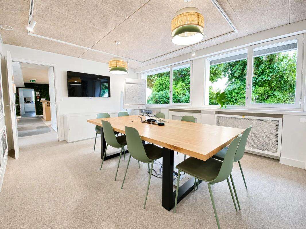 Métros Pt de Saint-Cloud et Pt de Sèvres, CORPIMMO vous propose à la vente un plateau indépendant avec sa grande cour et 15 plac - photo 4