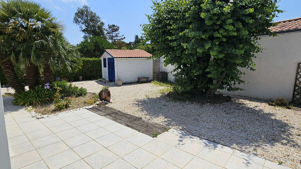 A proximité du bois des Eloux, belle maison en très bon état. - photo 6