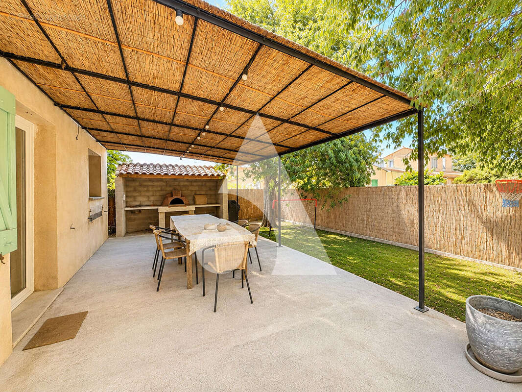 LAURIS  Maison d'en.154 m² hab +Véranda - atelier - Jardin de 590 m² avec piscine - photo 2