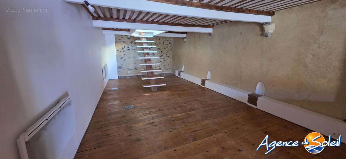 Maison à OPOUL-PERILLOS