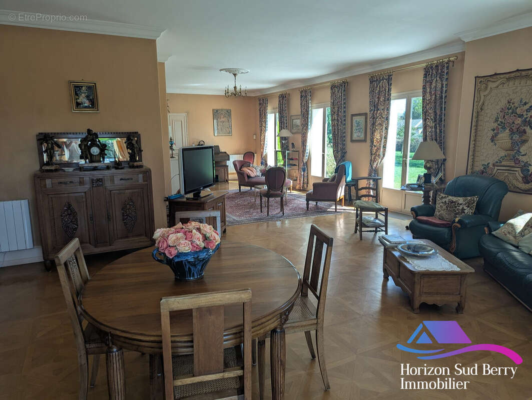 Séjour - Maison à MONTGIVRAY