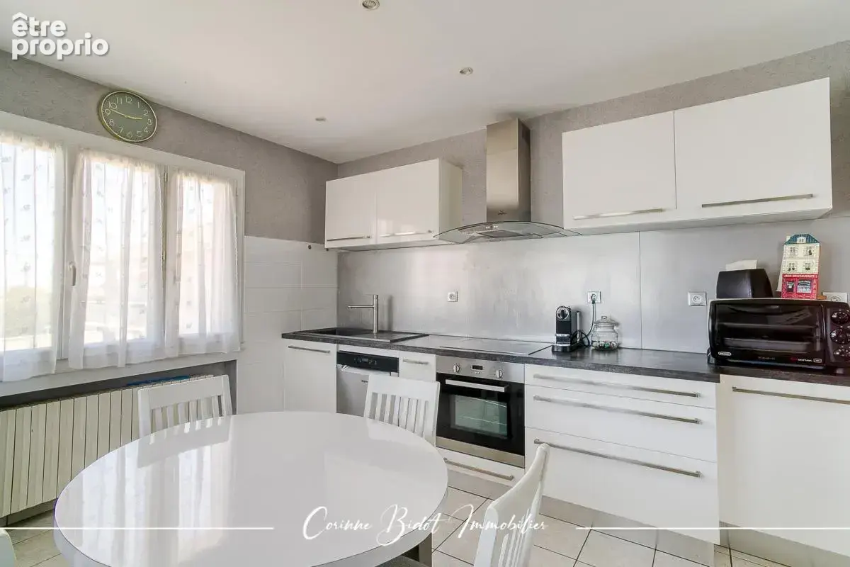 Maison 191 m² à Saint-Pierre-De-Chandieu  - photo 4