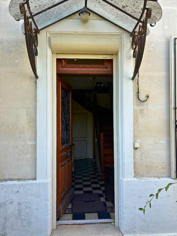 MAISON DE CARACTÈRE en pierre de taille, terrain de 1 200 m2, dépendance de 210 m2, quartier Gare COGNAC - photo 2