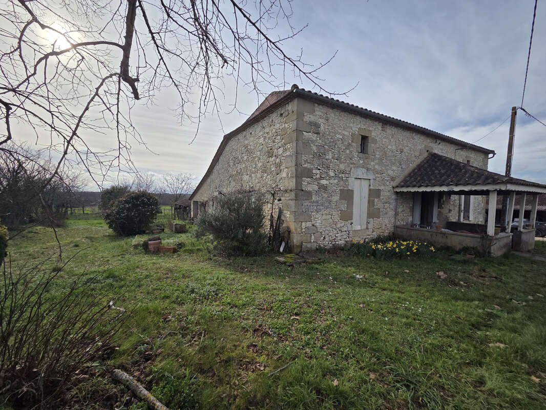 Maison en pierre à rénover   Fort potentiel d’aménagement - photo 2