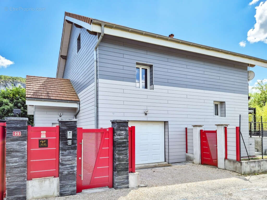 Maison familiale contemporaine de 170 m2 avec piscine, garage et grand sous-sol sur 900 m2 - photo 4