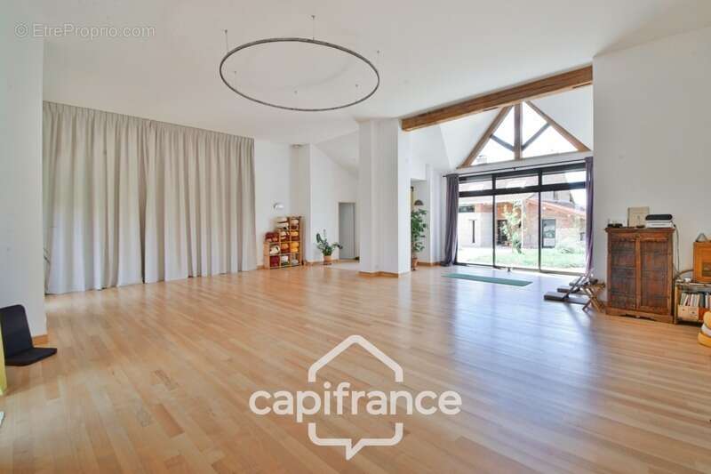 Propriété avec gîtes et chambres d’hôtes dans dépendances séparées et Maison bressane rénovée de 140 m² – Terrain 4374 m² –LOUHA - photo 4