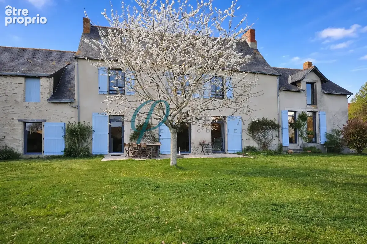 À vendre, Magnifique Manoir au Charme Indéniable de 254m2 avec dépendances et une entrée indépendante. - photo 3