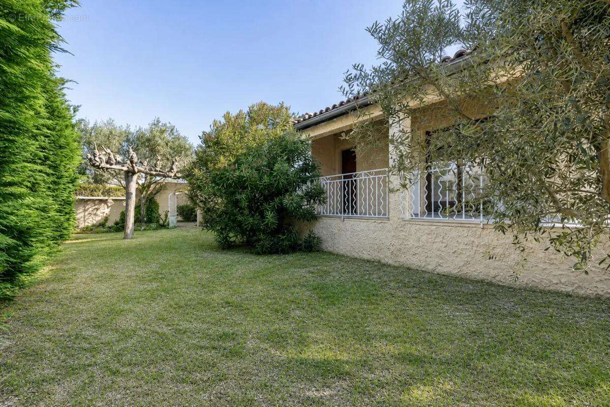 Maison à ENTRAIGUES-SUR-LA-SORGUE