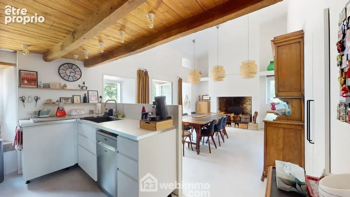 Salle à manger avec cuisine américaine et cheminée