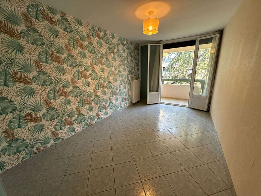 Appartement T3 de 80 m² avec garage, cave et stationnement - Guilherand-Granges - photo 10