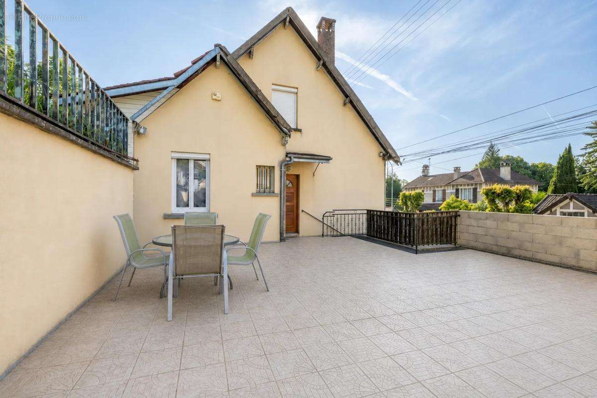 Maison à JUZIERS