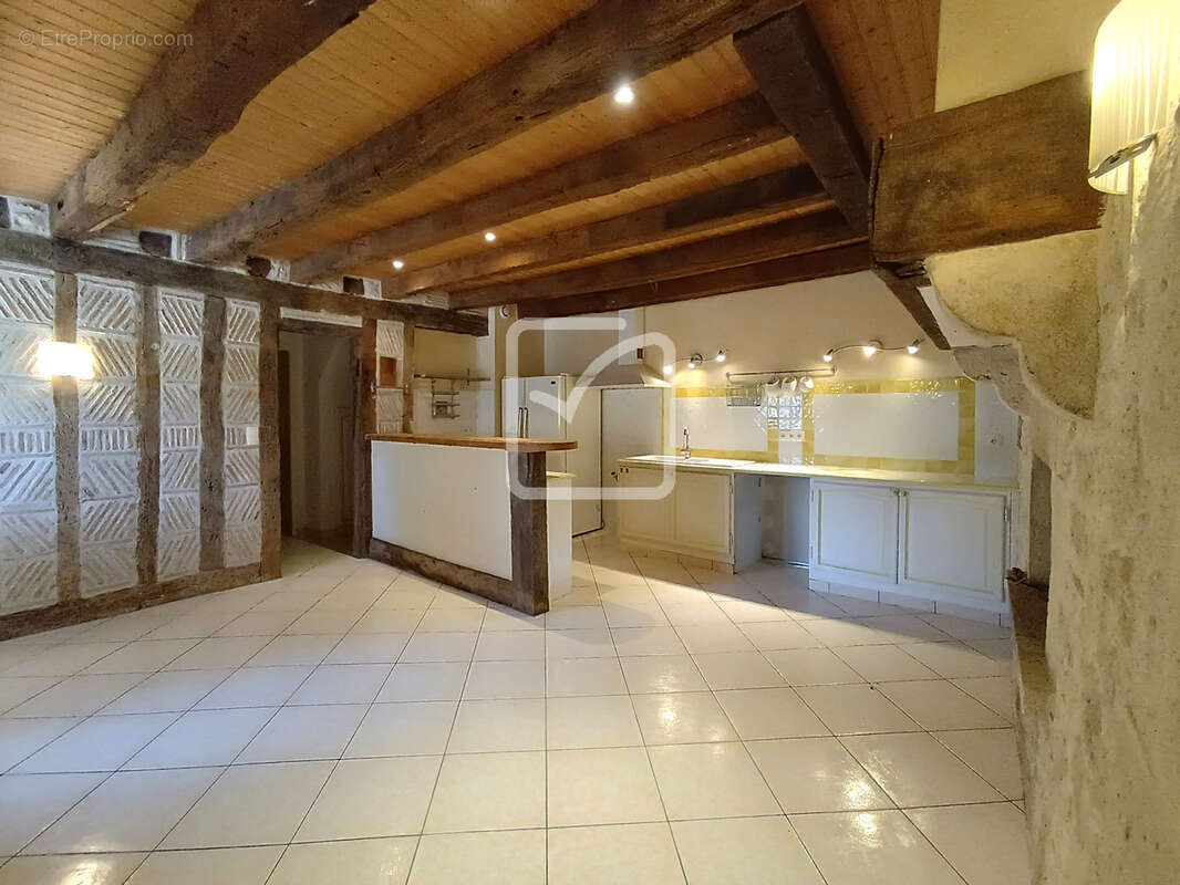 Maison de caractère  d'environ 169 m2 avec piscine - photo 4