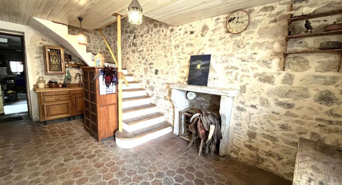 Veyziat - Oyonnax - Maison de village, 100 m²,  avec belle terrasse, terrain et garage - photo 2