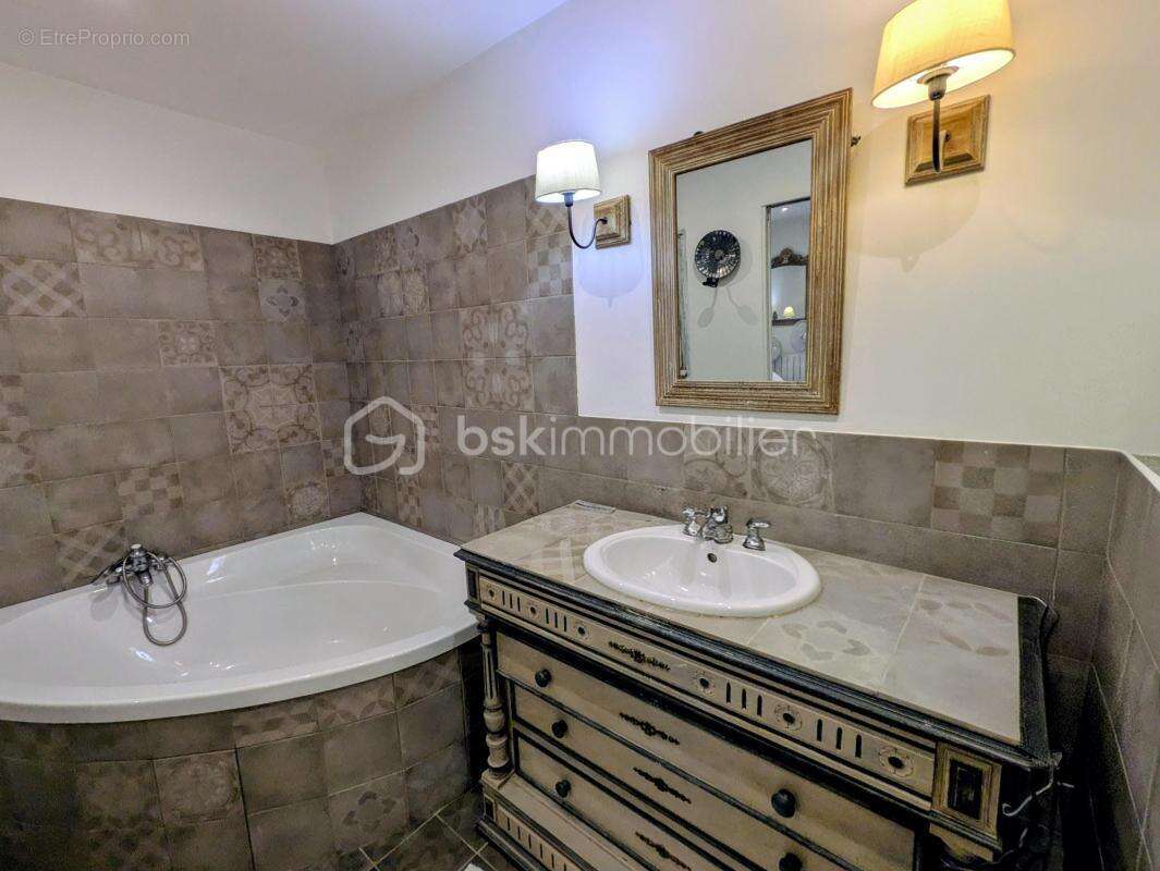 Maison à CHARMES-SUR-RHONE