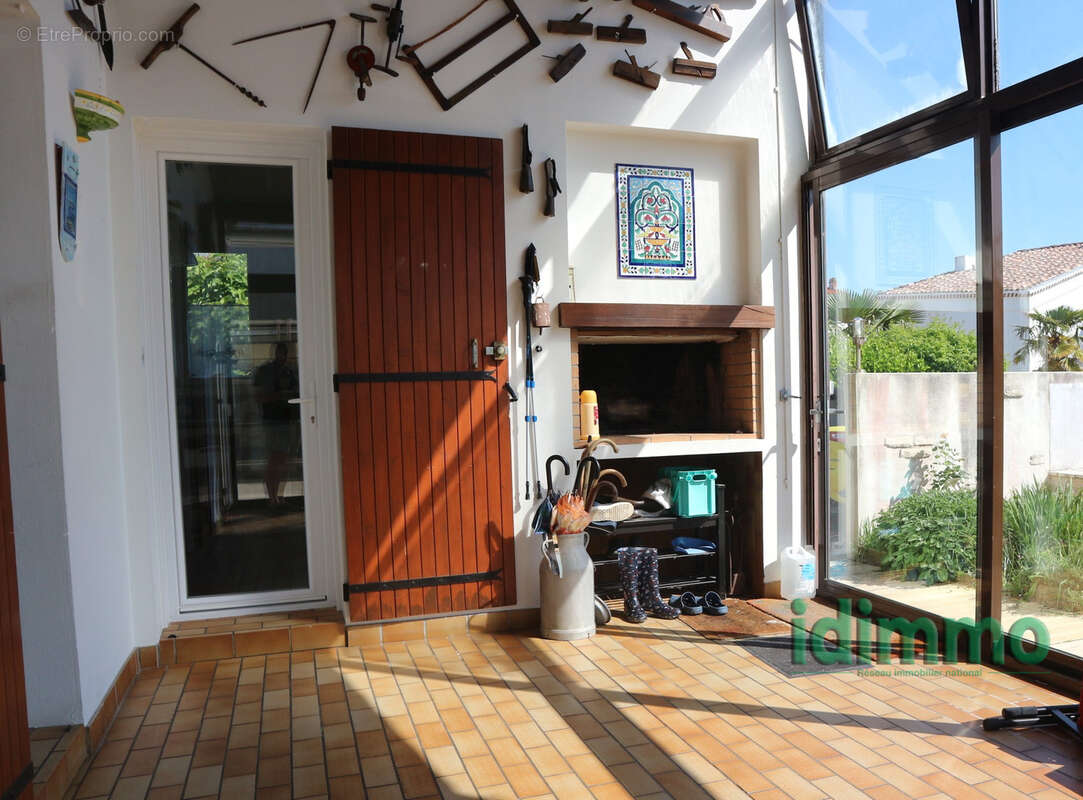 Magnifique maison de 220 m2,dans un lieu recherche, avec piscine sur un terrain de 610 m2. proche de royan. - photo 17