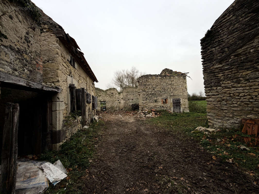 Terrain à BUSSIERES-ET-PRUNS