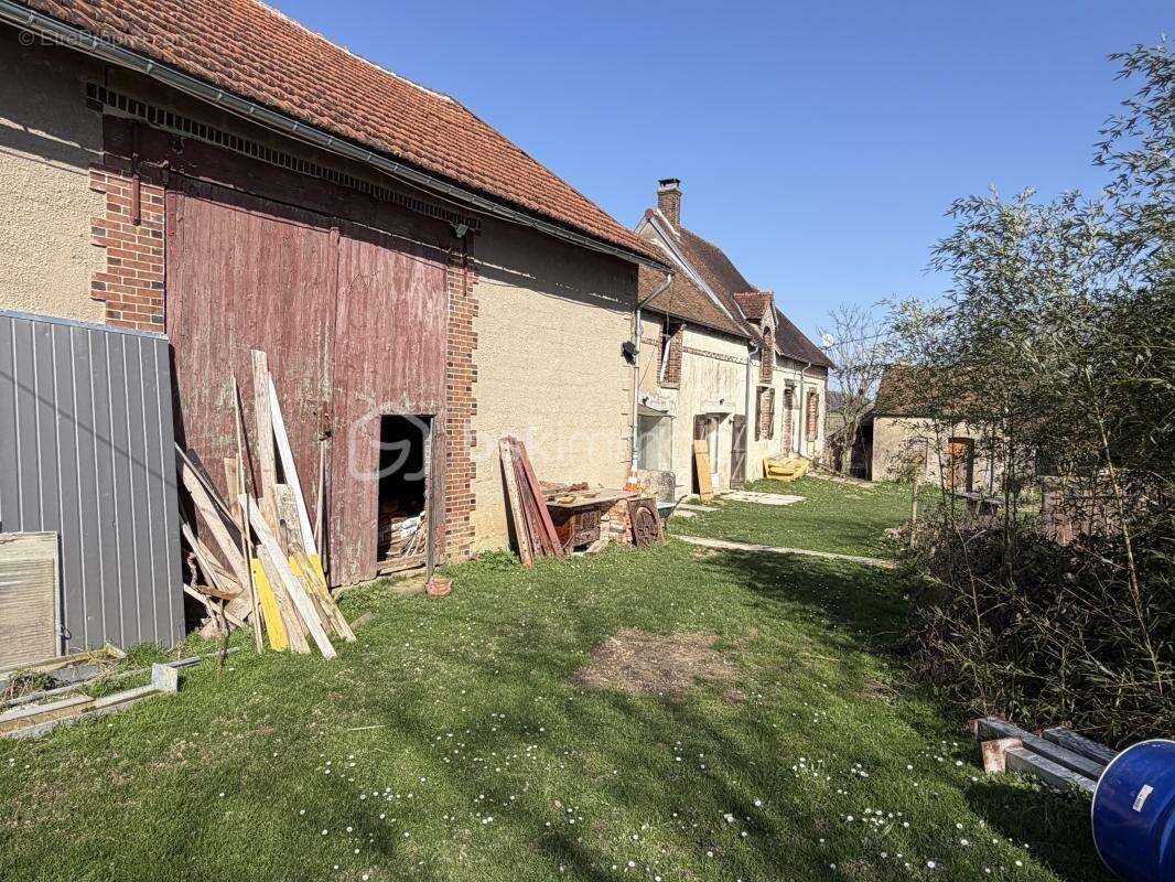 Très beau corps de ferme avec ses dépendances, le tout dans un secteur isolé ! - photo 9