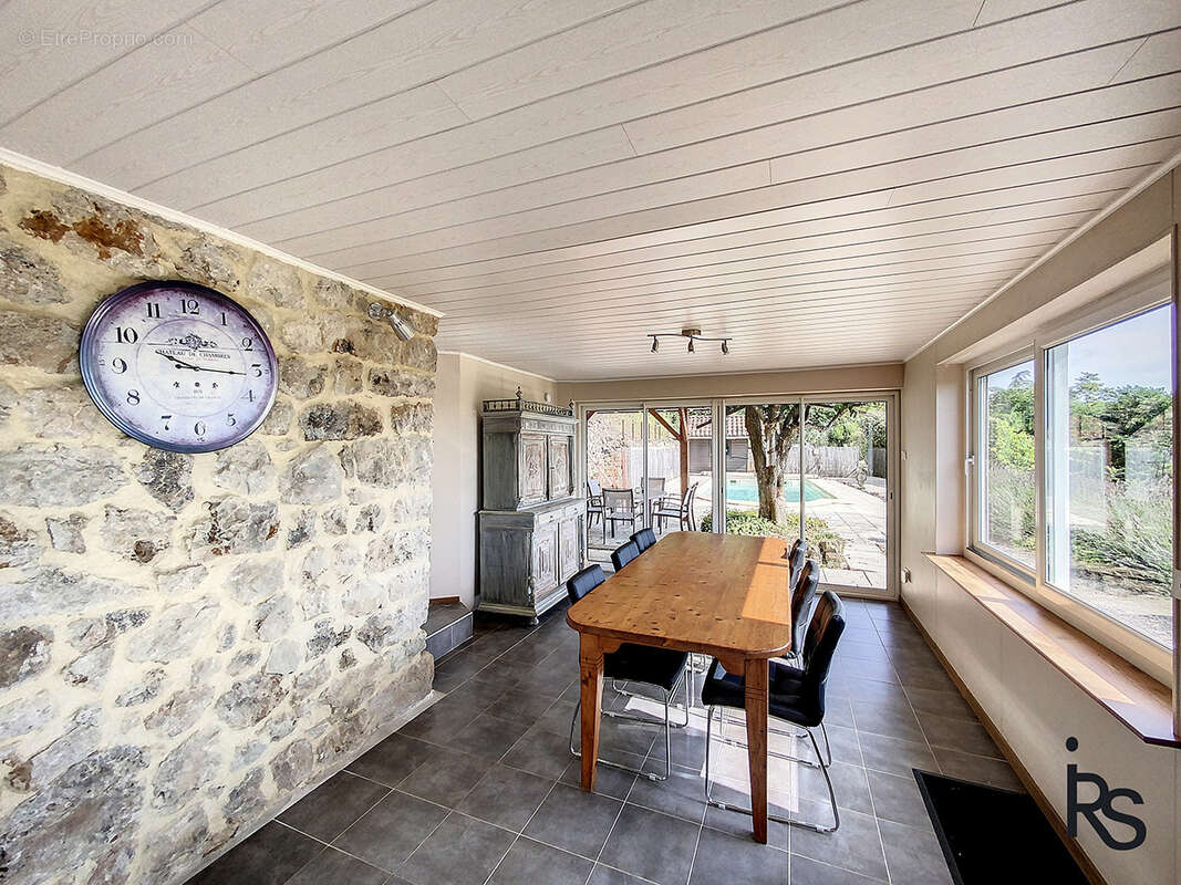 A 5 minutes d’un village avec tous les commerces, une maison de 106 m2 avec piscine et 965 m2 de terrain. - photo 13