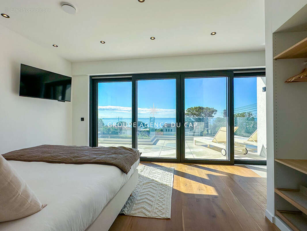 Villa de 260m2 avec vue mer piscine jacuzzi,a 300 mètres des plages des issambres - photo 4