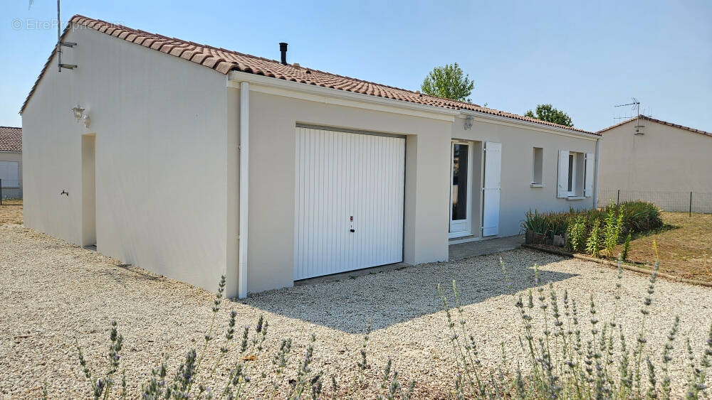 Maison 90 m² à Echire  - photo 1