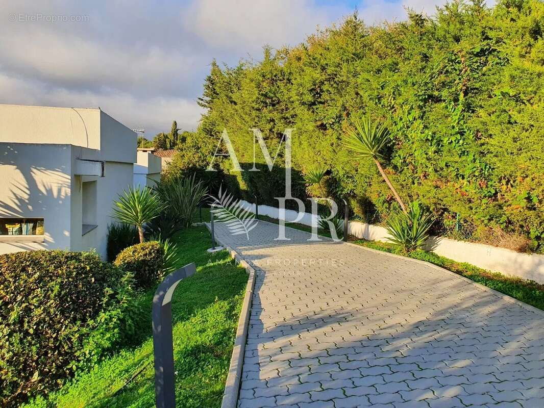 Sur les hauteurs de Cannes cette villa vue mer de 265m2 - photo 19
