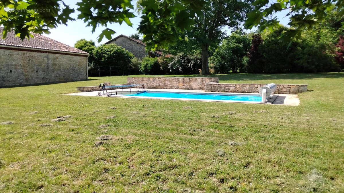 Magnifique Longère en Pierre, Maison d’Amis, Piscine, Vaste Grange, Vue Imprenable, Près d'Angoulême - photo 2