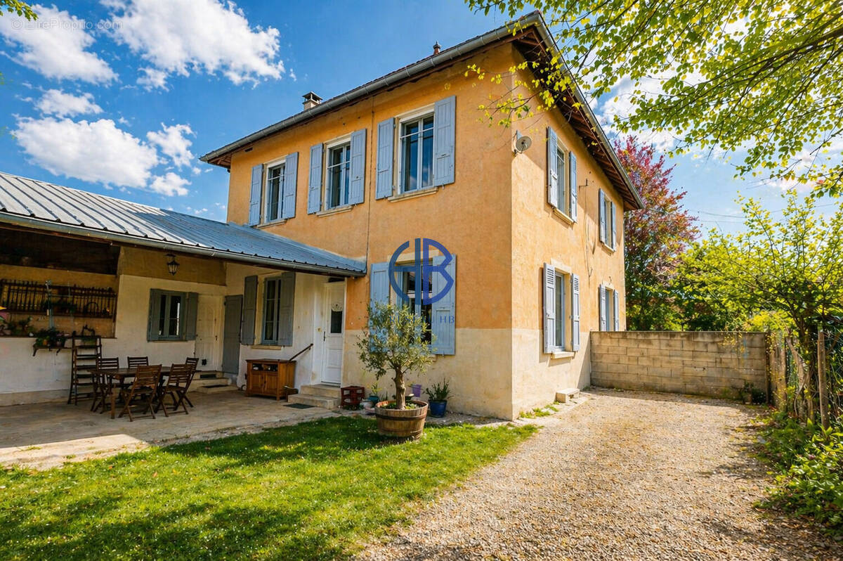 Maison à LA TOUR-DU-PIN