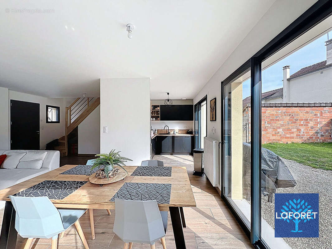 Maison à D'HUISON-LONGUEVILLE