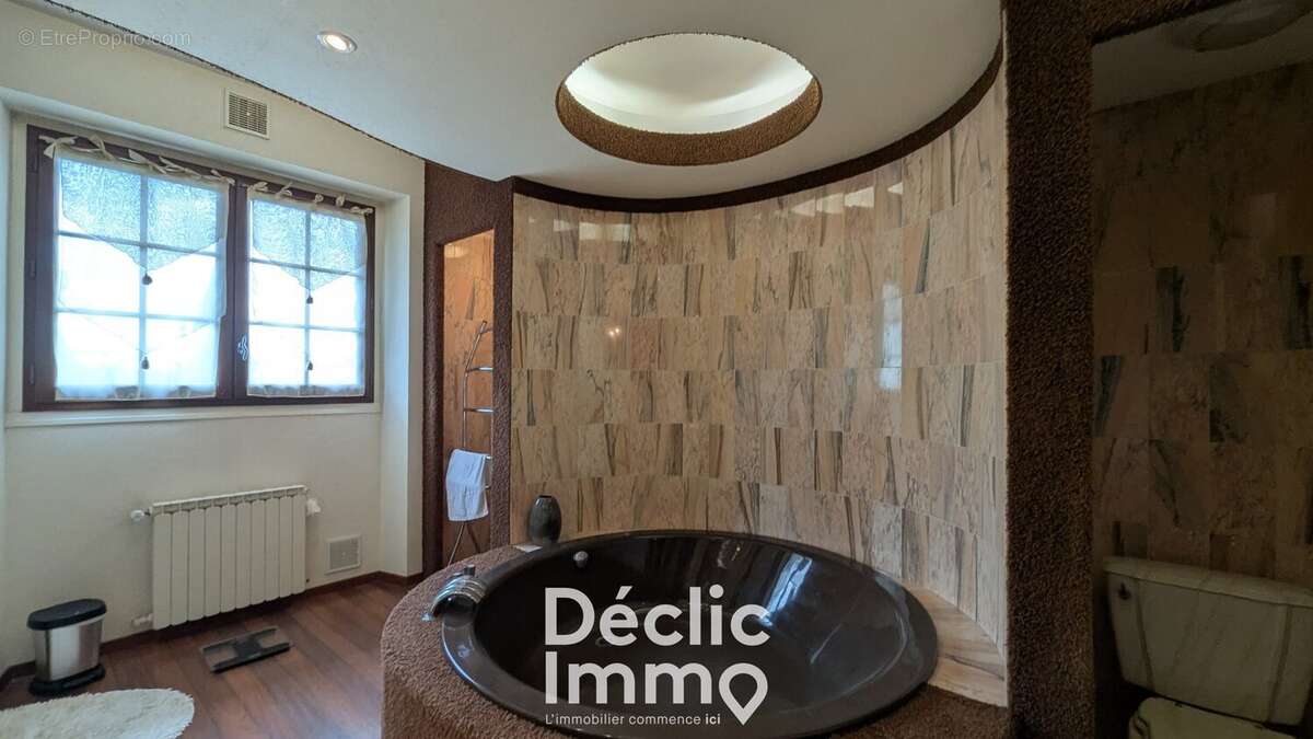 Maison d'exception de 424 m²  Parc arboré  Piscine accessible depuis le salon  Viager occupé  Secteur  Barret - Barbezieux-S - photo 10