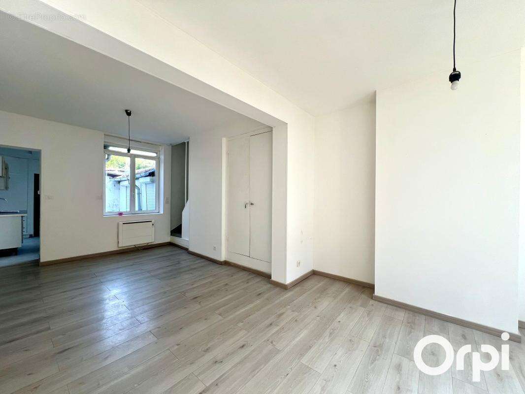  A Vendre Jolie maison de ville - Cour - 2 chambres - Mezzanine - photo 2