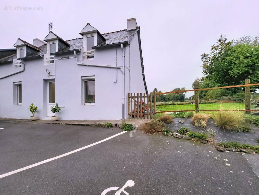 Maison à CHATEAUNEUF-DU-FAOU