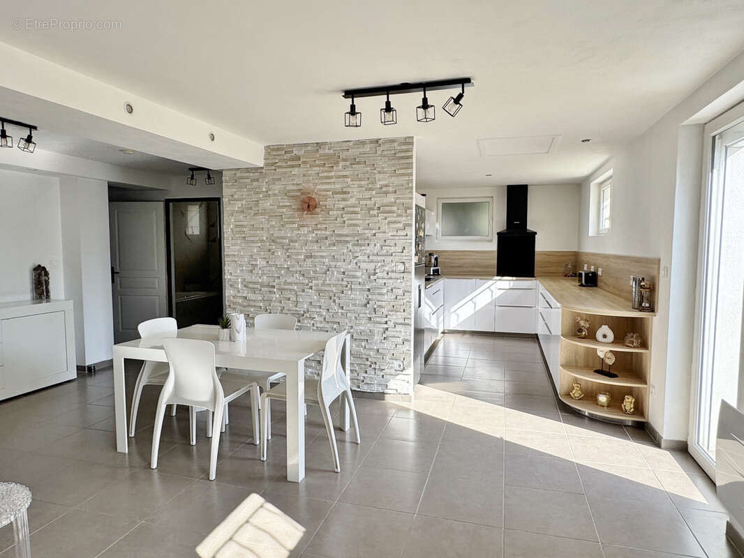 Appartement à GREZIEU-LA-VARENNE