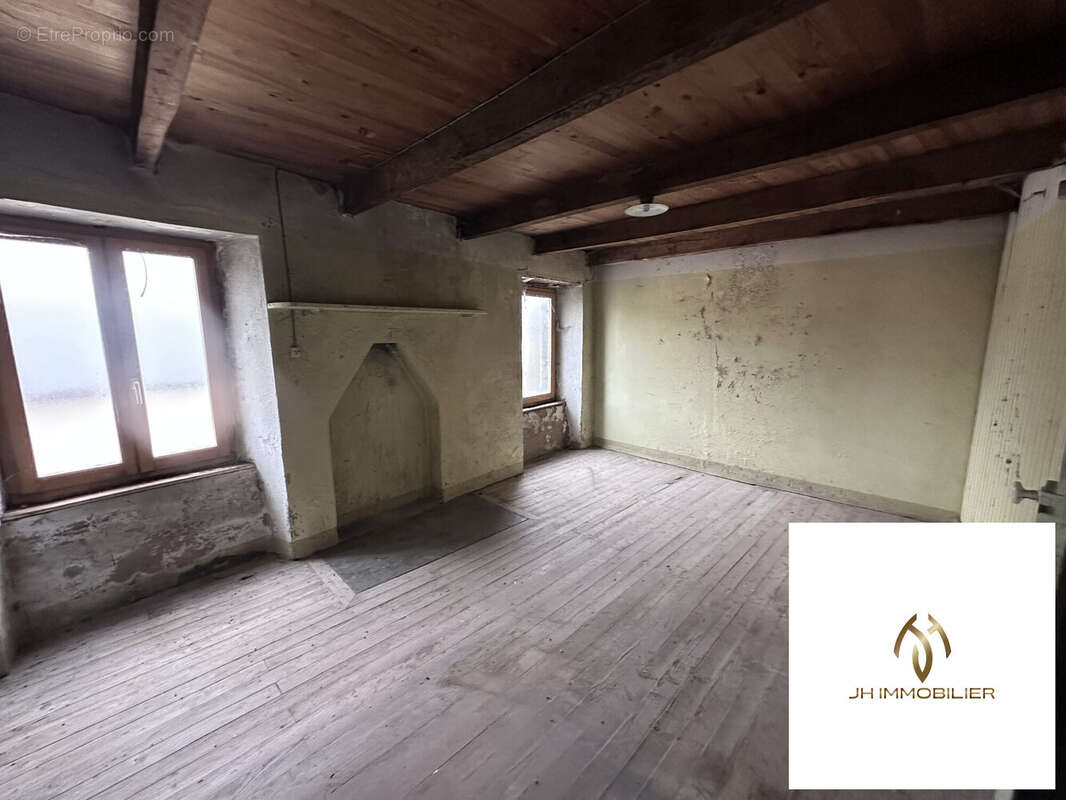 Maison à VEZINS-DE-LEVEZOU