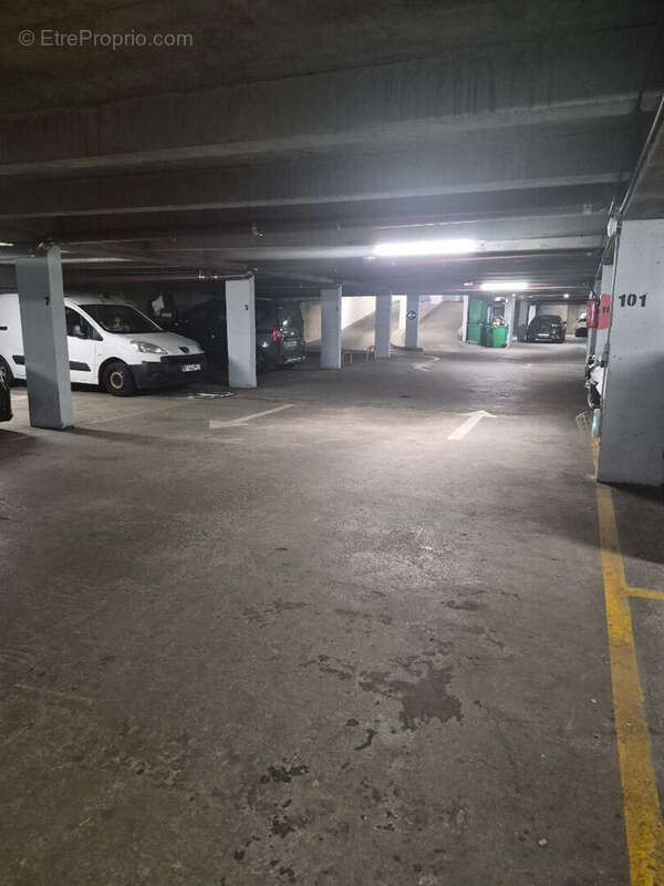 Place de parking - Idéale pour INVESTISSEMENT LOCATIF - 2 min du métro Colonel Fabien - photo 5