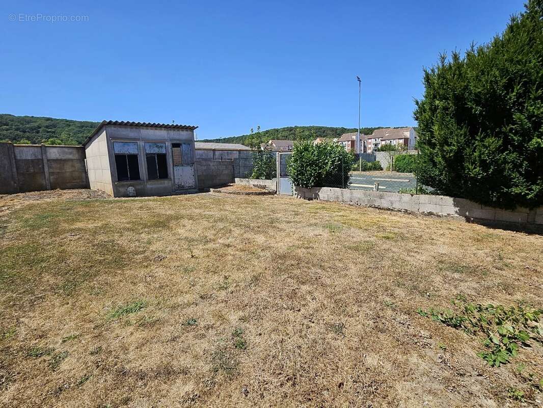 Gravigny Centre – Maison sur sous-sol avec 2 garages, dont un pour camping-car, sur terrain de 1 401 m² - photo 16