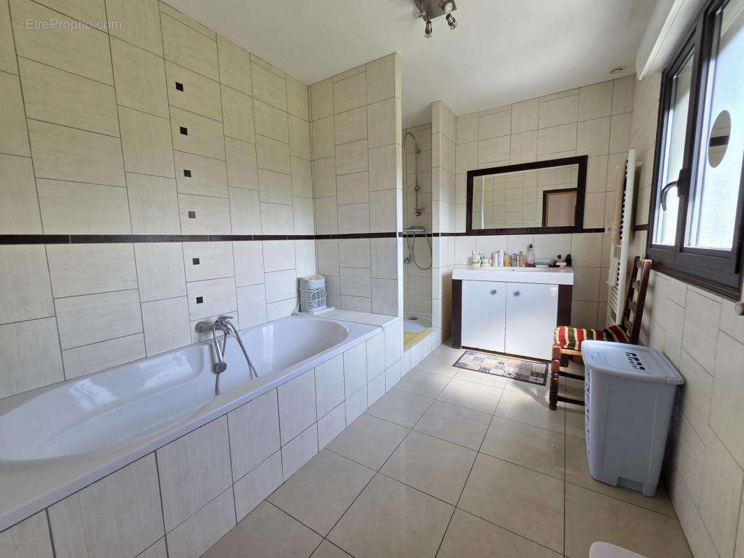 Pavillon contemporain recent offrant 220m² hab sur 2000m² - photo 8