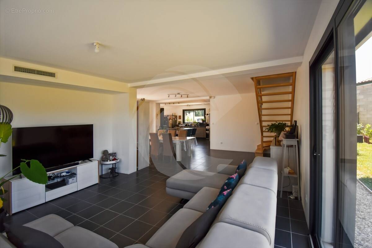 Maison à NEGREPELISSE