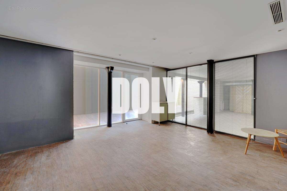 Commerce à PARIS-8E