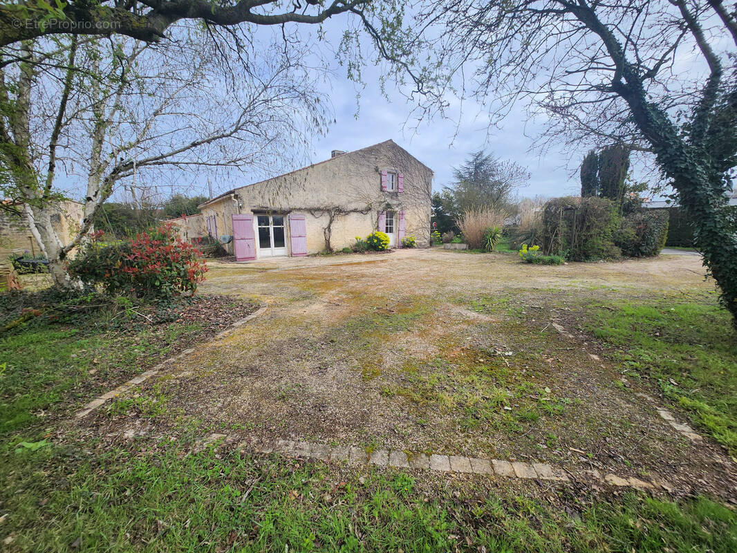 Maison à SAINTE-GEMME-LA-PLAINE