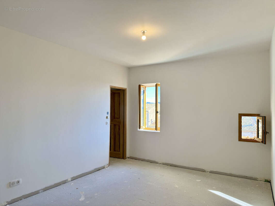 Dickjan POPPEMA vous propose une appartement T4 dans un ancien château - Appartement à SAINT-CHRISTOL