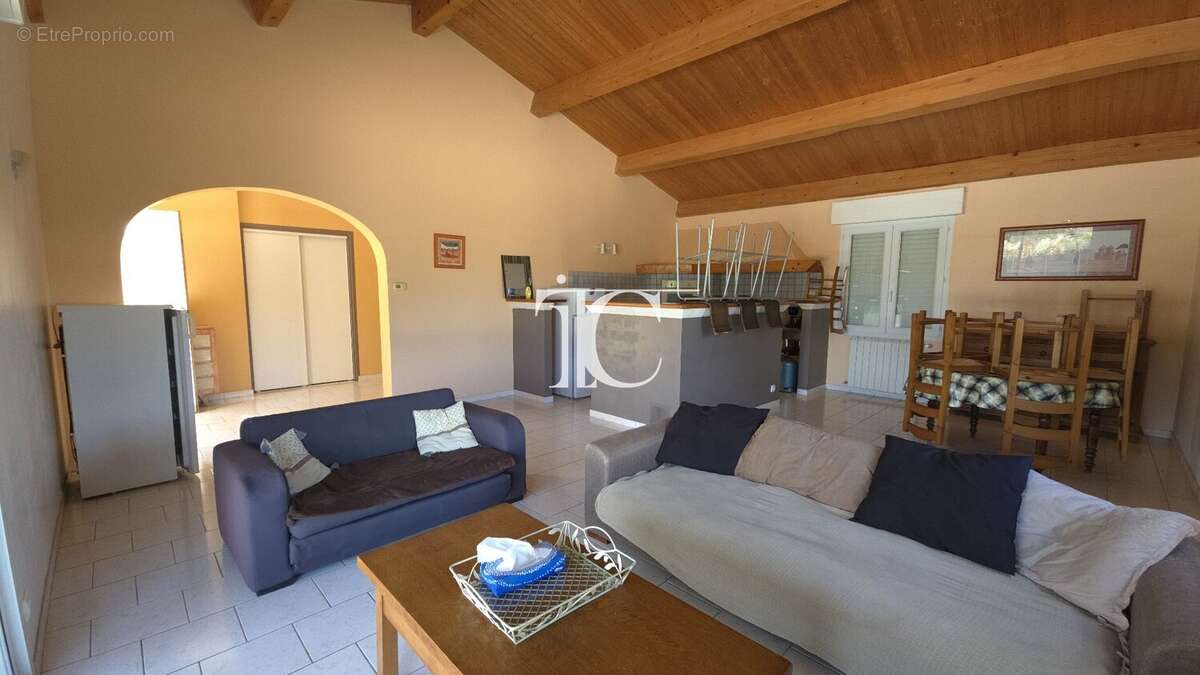 Maison à BERRIAS-ET-CASTELJAU