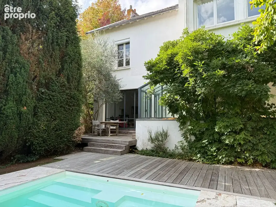 Maison de 215 m² aux prestations soignées rénovée en 2011 avec piscine chauffée entourée de verdure - photo 18
