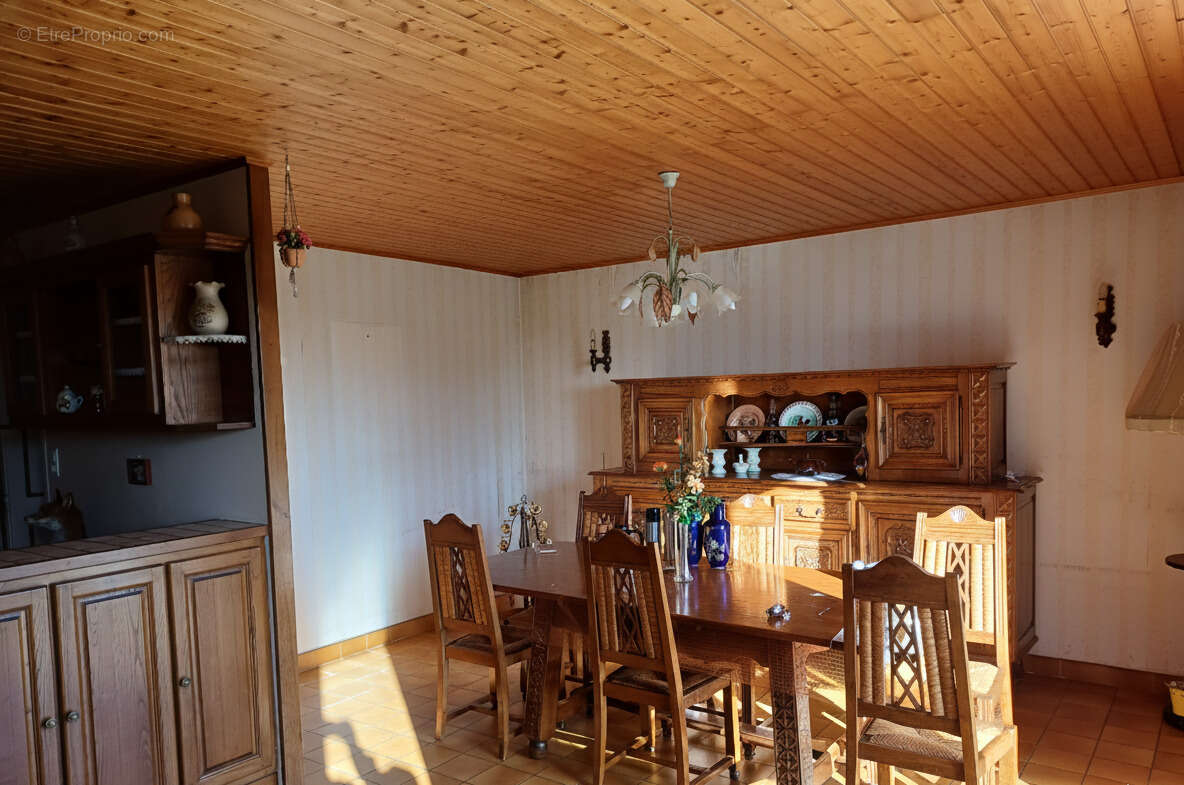 Maison à LA CHAIZE-LE-VICOMTE