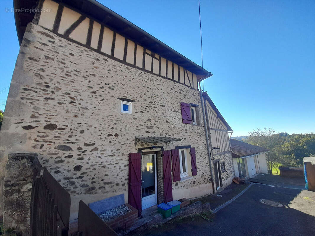 Maison à SAINT-LEONARD-DE-NOBLAT