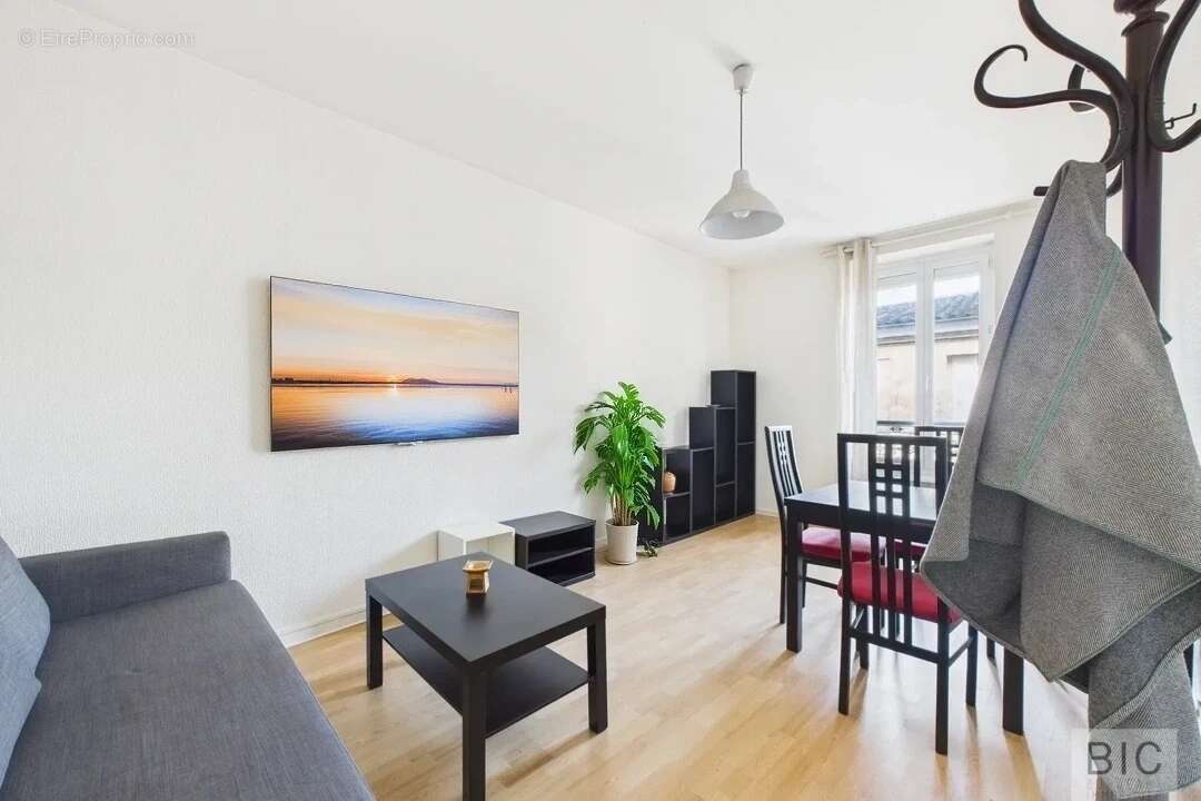 A vendre  grand T2 de 48 m2 à ré-agencer - photo 2