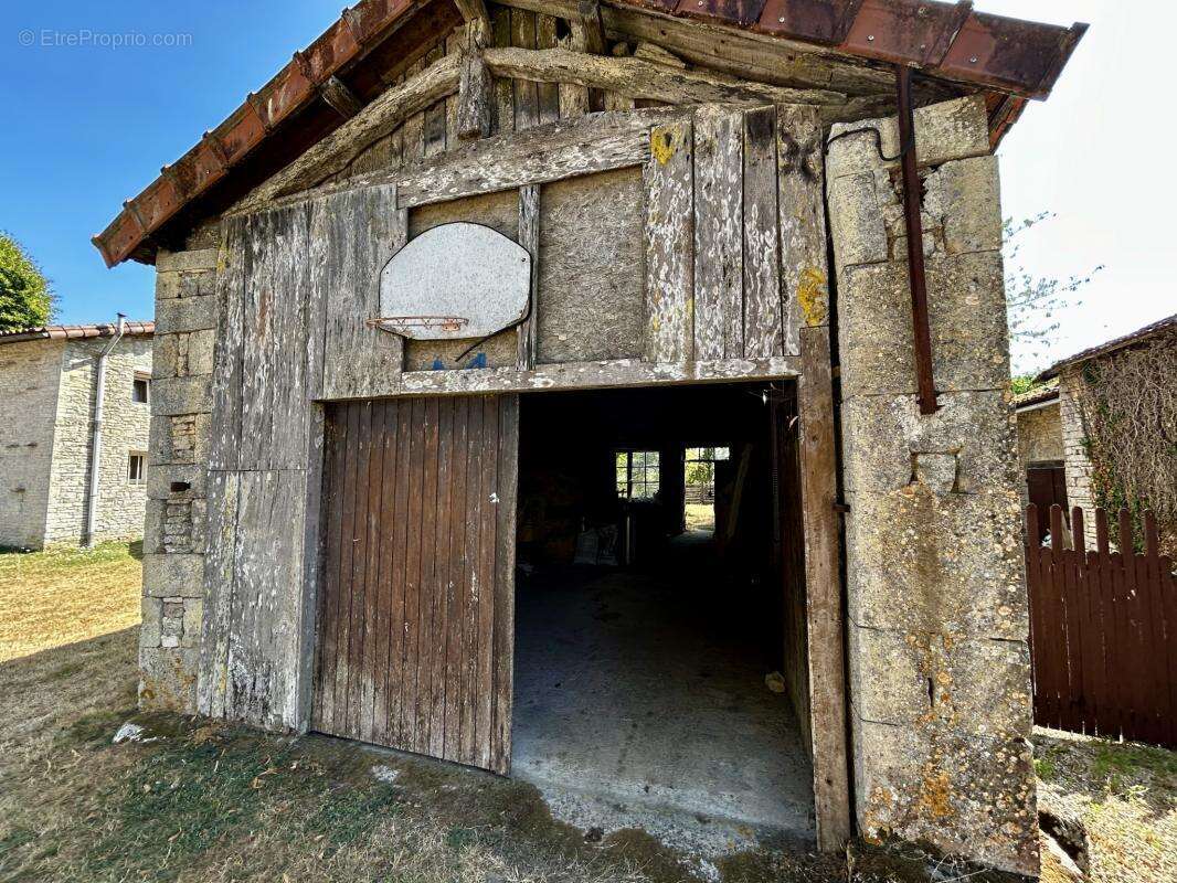Authentique corps de ferme en pierre piscine et double garag - photo 16