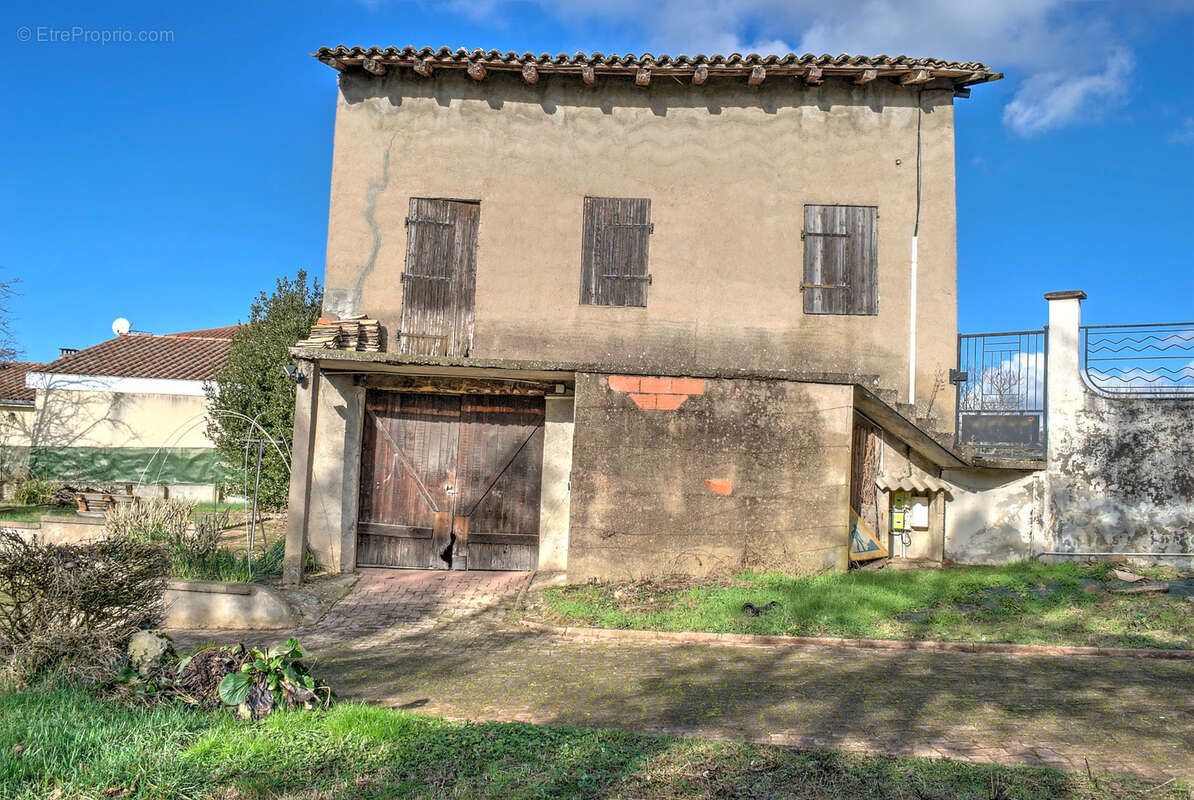 GENAY (69) - Grange de 140 m² - 4 pièces - 434 m² de terrain - Fort potentiel - photo 4